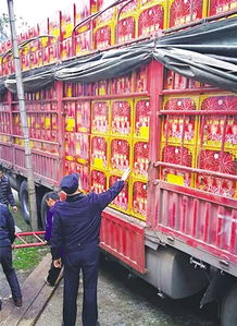 花炮厂伪造许可证托运烟花爆竹 大货车载715件欲过境遭查获
